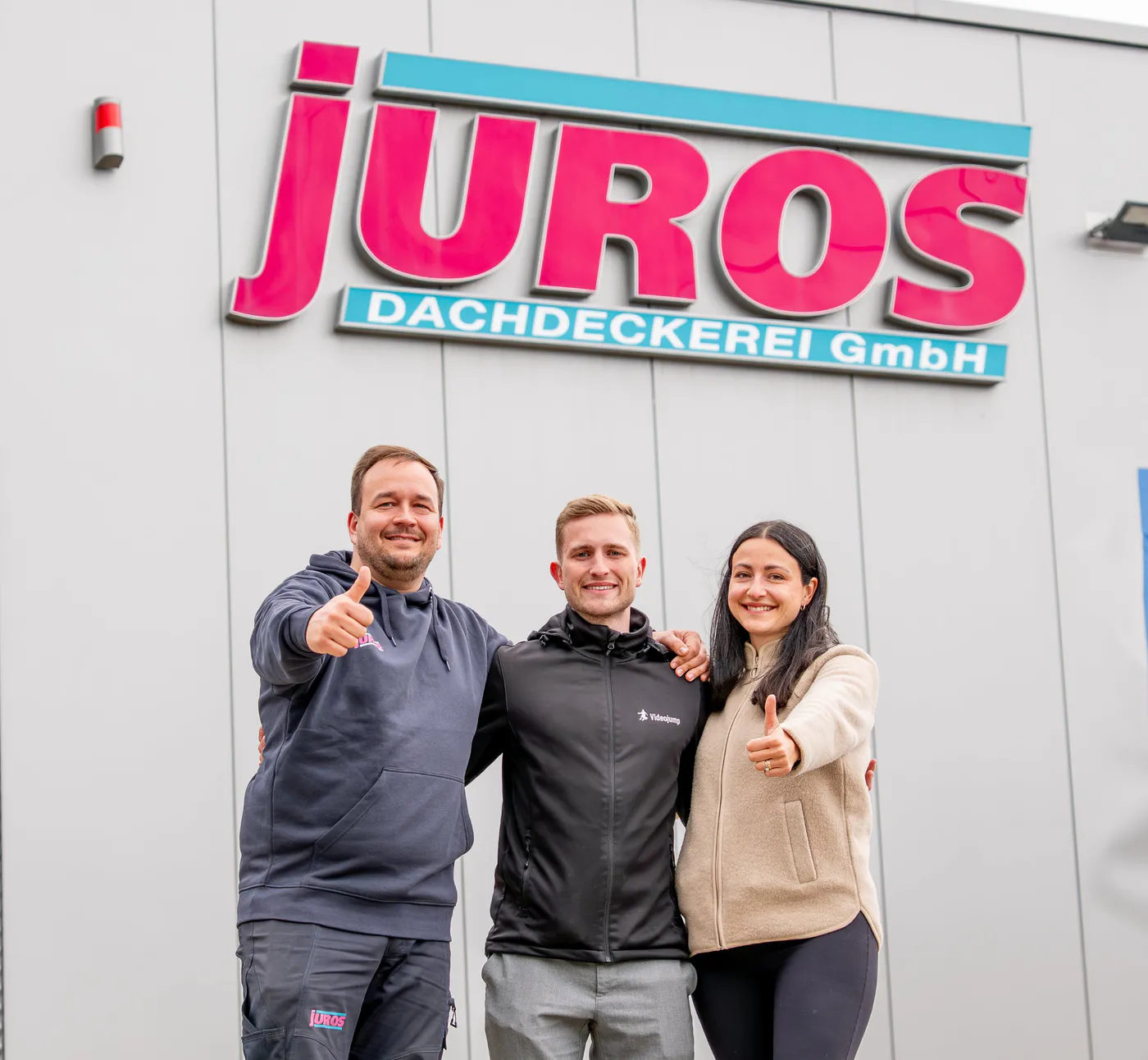 Nikola Podvezanec mit dem Team der Juros Dachdeckerei vor dem Firmengebäude