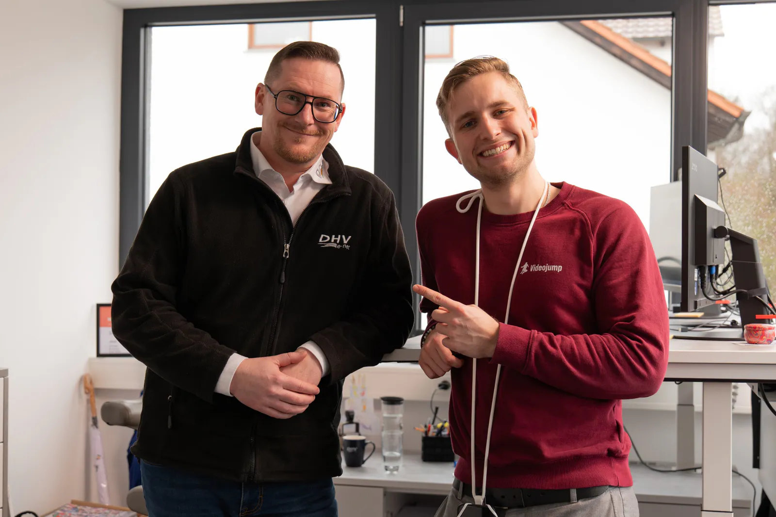 Nikola Podvezanec mit einem Kunden im Büro