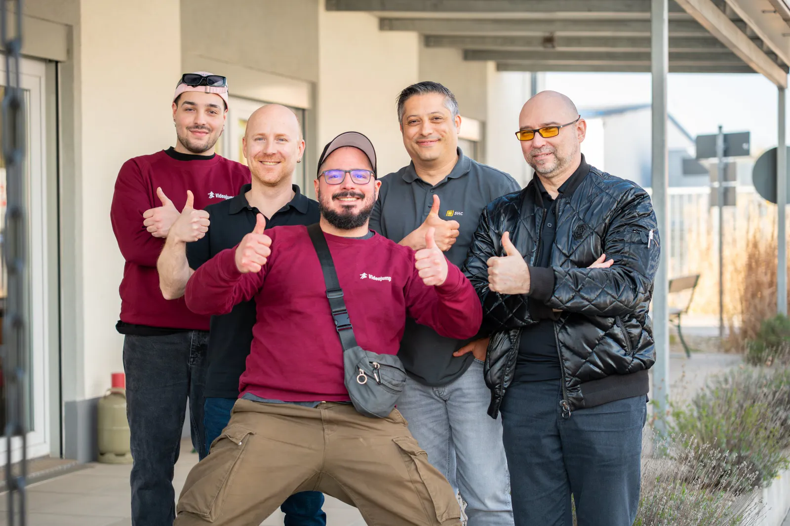 Das Videojump-Team mit Kunden vor dem Firmengebäude