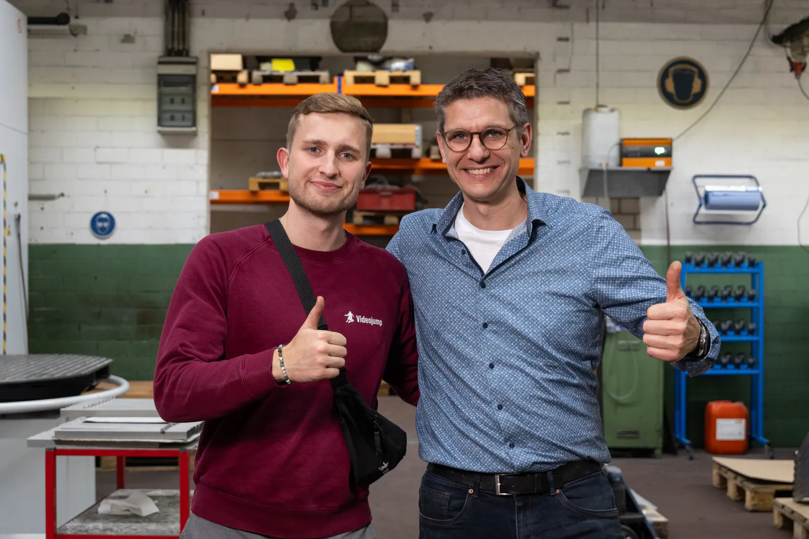 Nikola Podvezanec mit einem Kunden in dessen Werkstatt